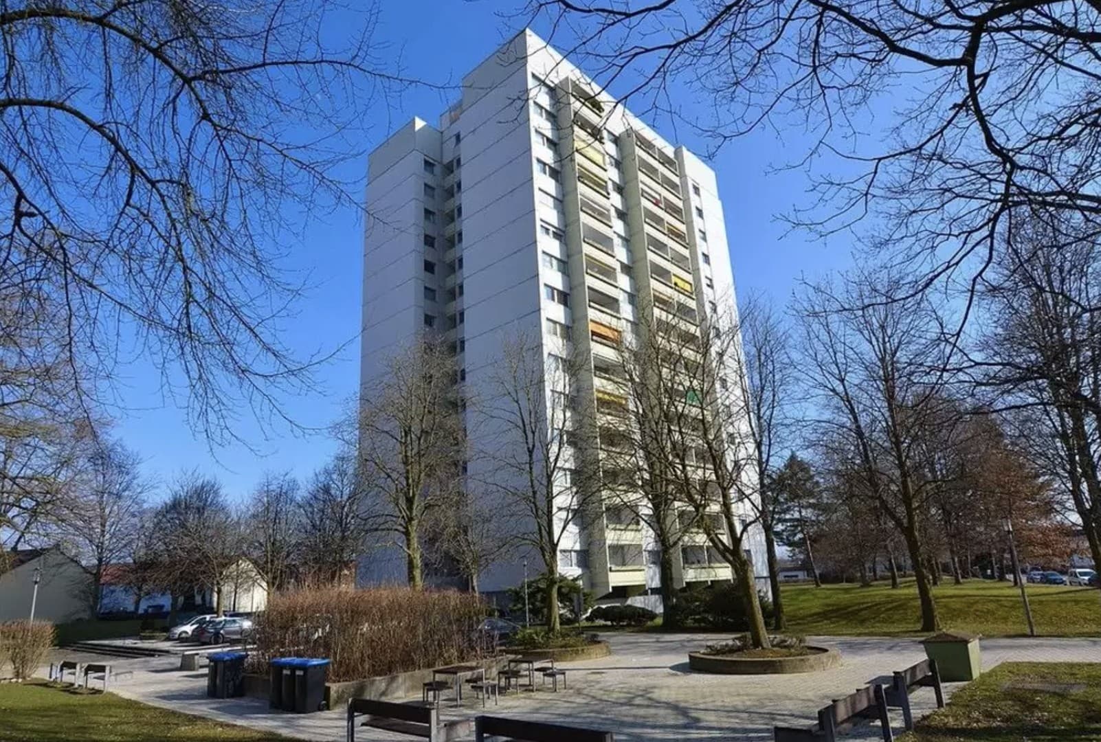 Sanierte 3-Zimmer-Wohnung mit Fernblick, beheiztem Dachpool & TG-Stellplatz