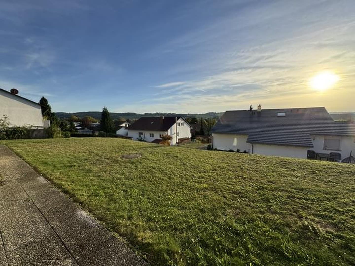 Zu vermieten: schöne, renovierte 3-Zimmer-Wohnung mit herrlicher Aussicht