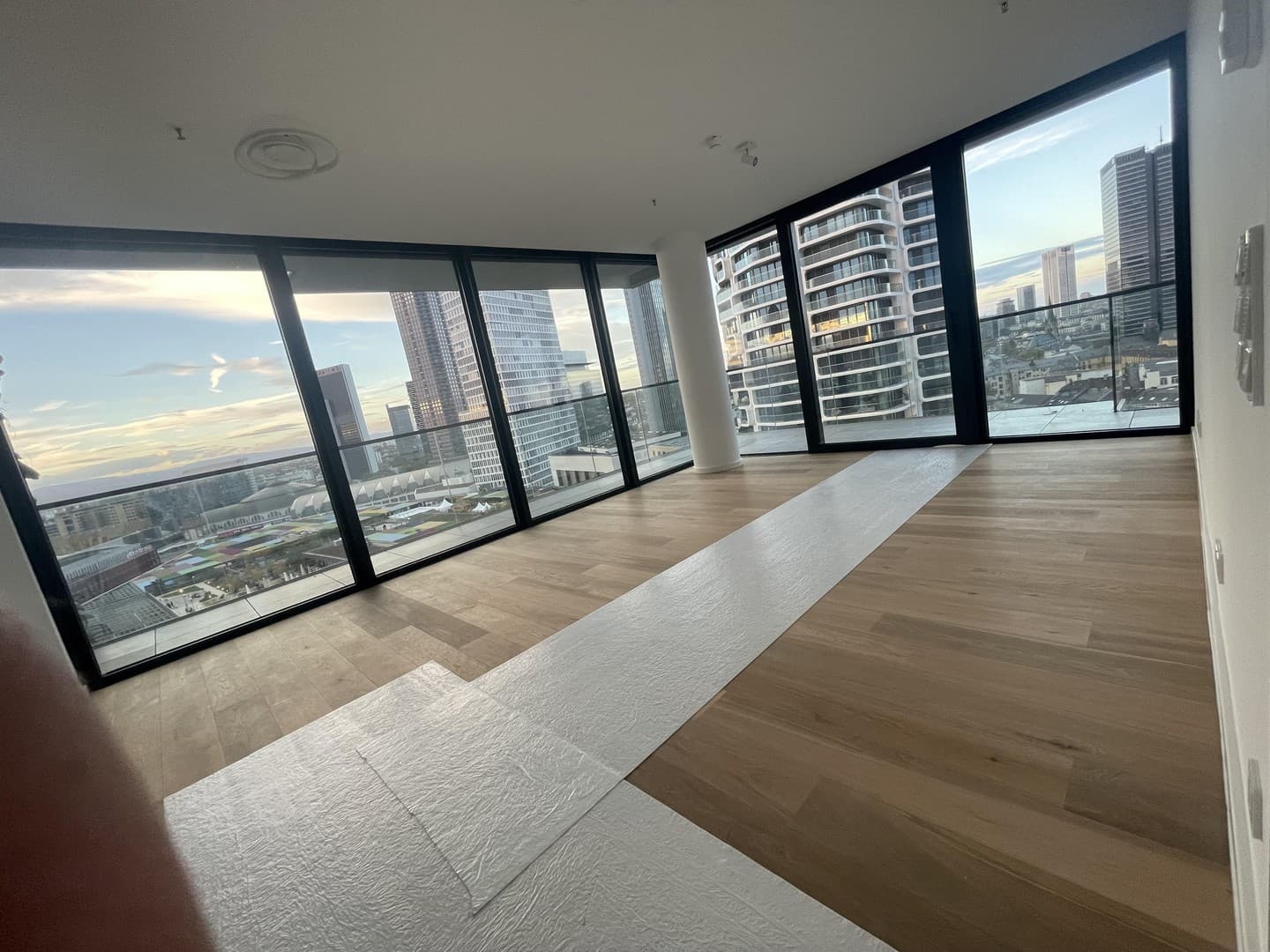 Exkl. 3-room apartment Eden Tower, gym, roof-top terrace, skyline panorama, v. privat