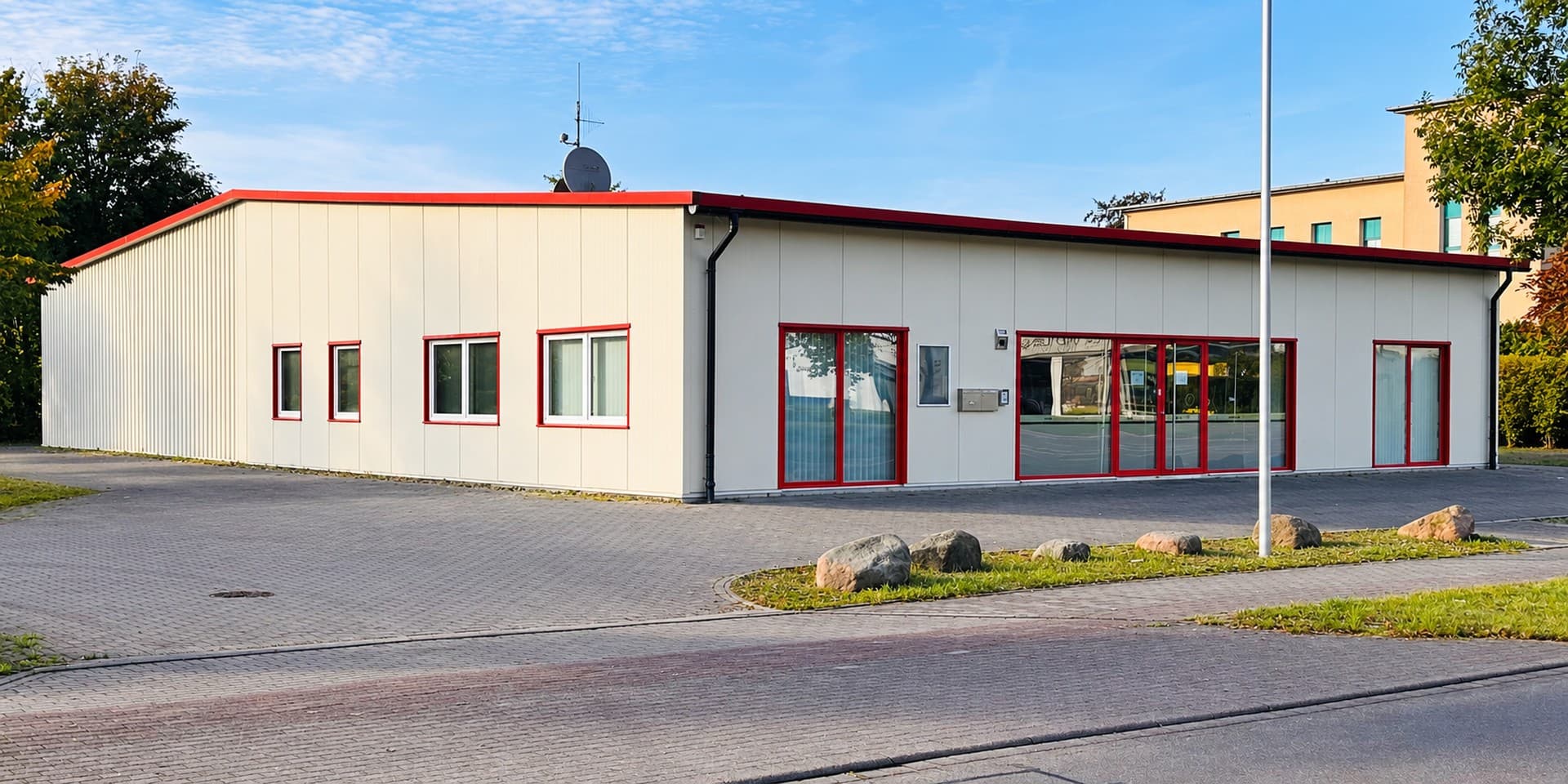 Gewerbeobjekt/Halle mit Büro und Stellplätzen zentral gelegen in Wismar-Westhafen
