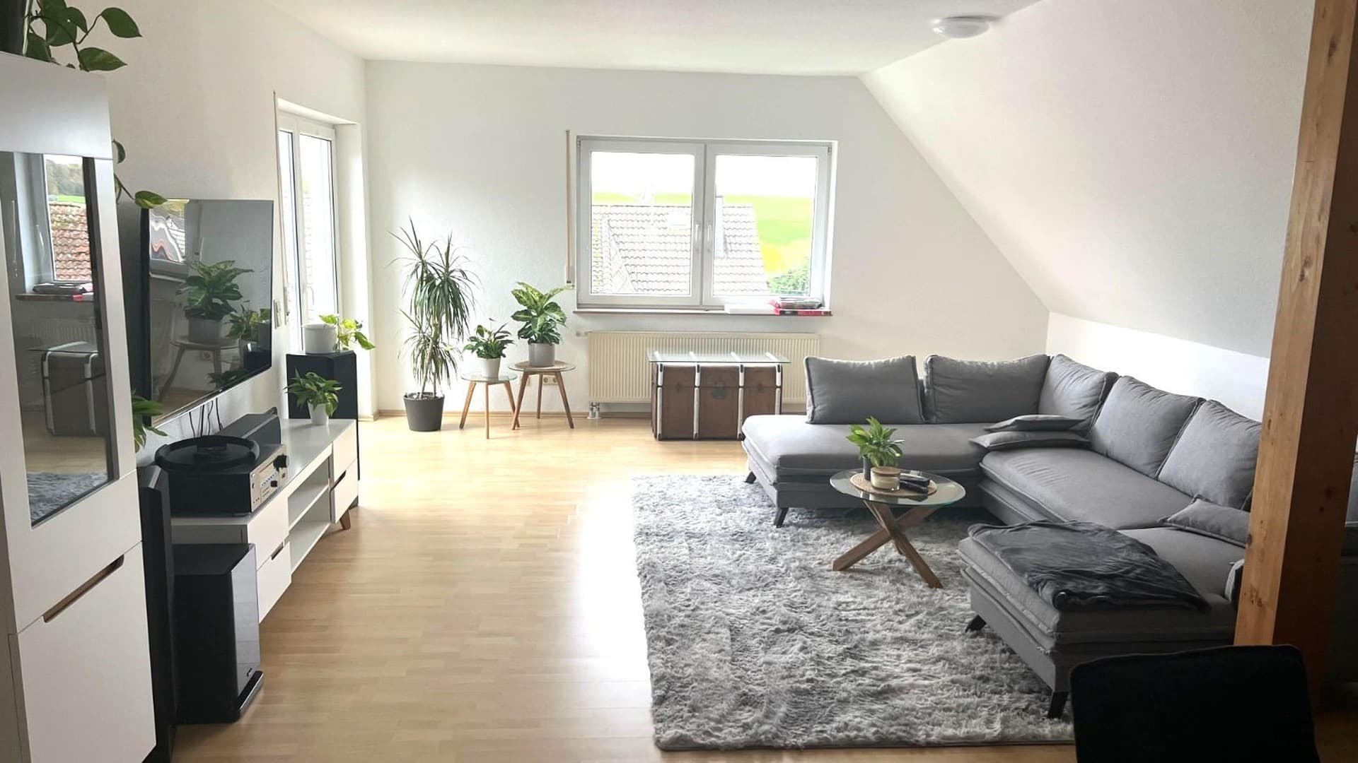 Schöne, ruhige 4-Zimmer-DG-Wohnung mit Balkon Nähe MT/LM