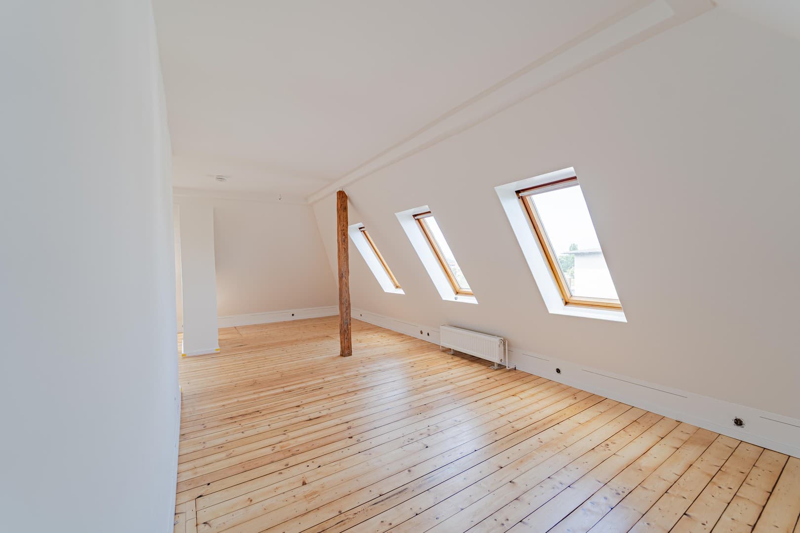 Altbau-Charme trifft Atelier-Flair: 110m² große 4‑Z-DG mit neuer EBK und Gartennutzung