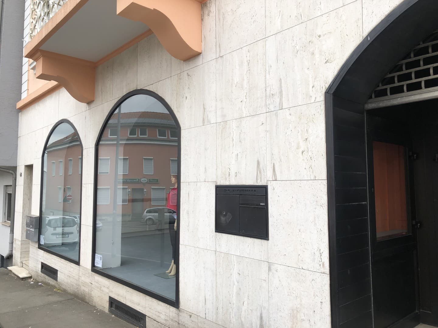 🚀 Ihr neues Gewerbe mit Charakter: Hohe Decken, riesige Schaufenster & maximale Flexibilität!