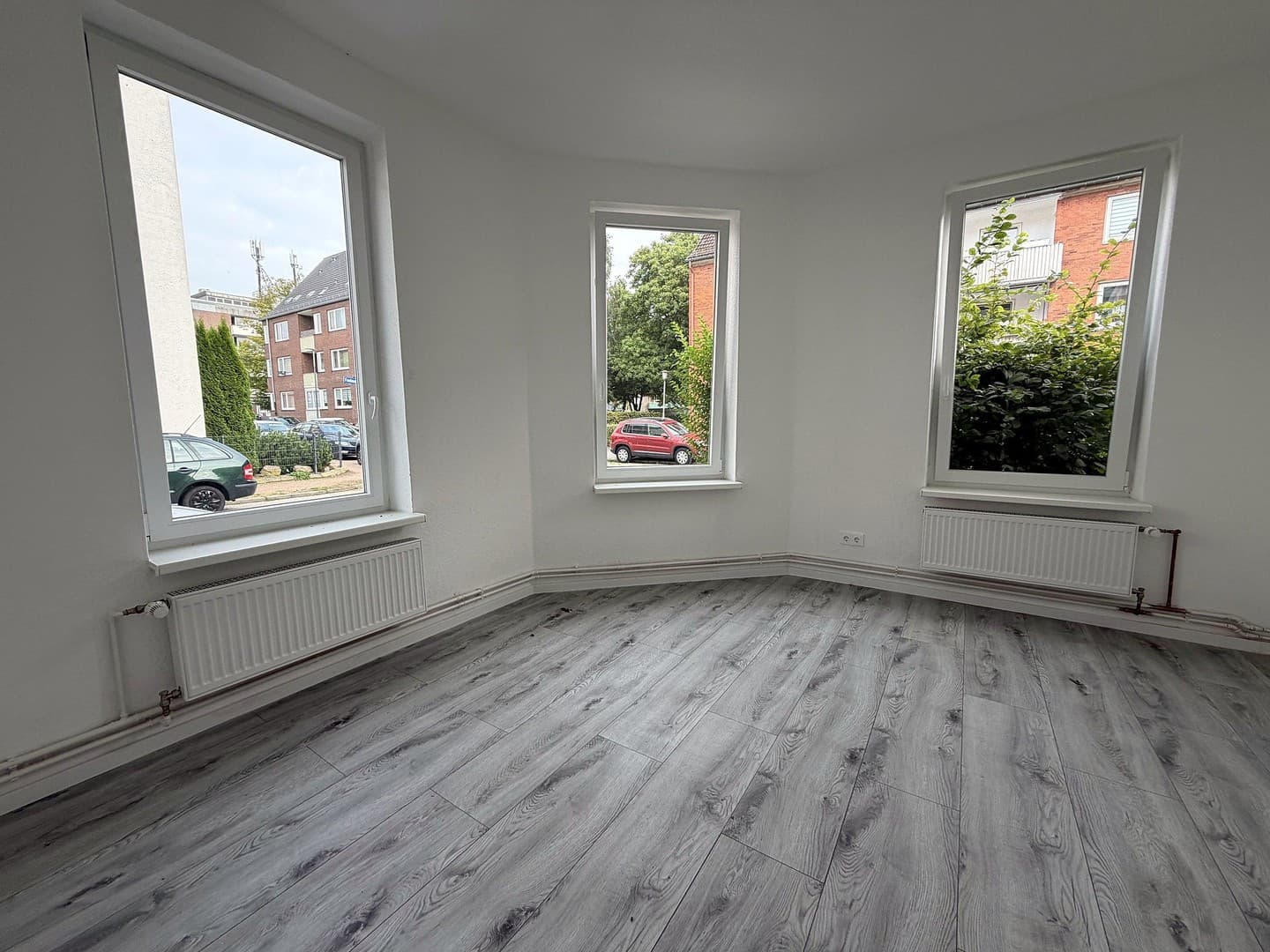 Frisch renovierte 3-Zimmer-Altbauwohnung mit Erker und neuer Einbauküche in Kiel-Wellingdorf