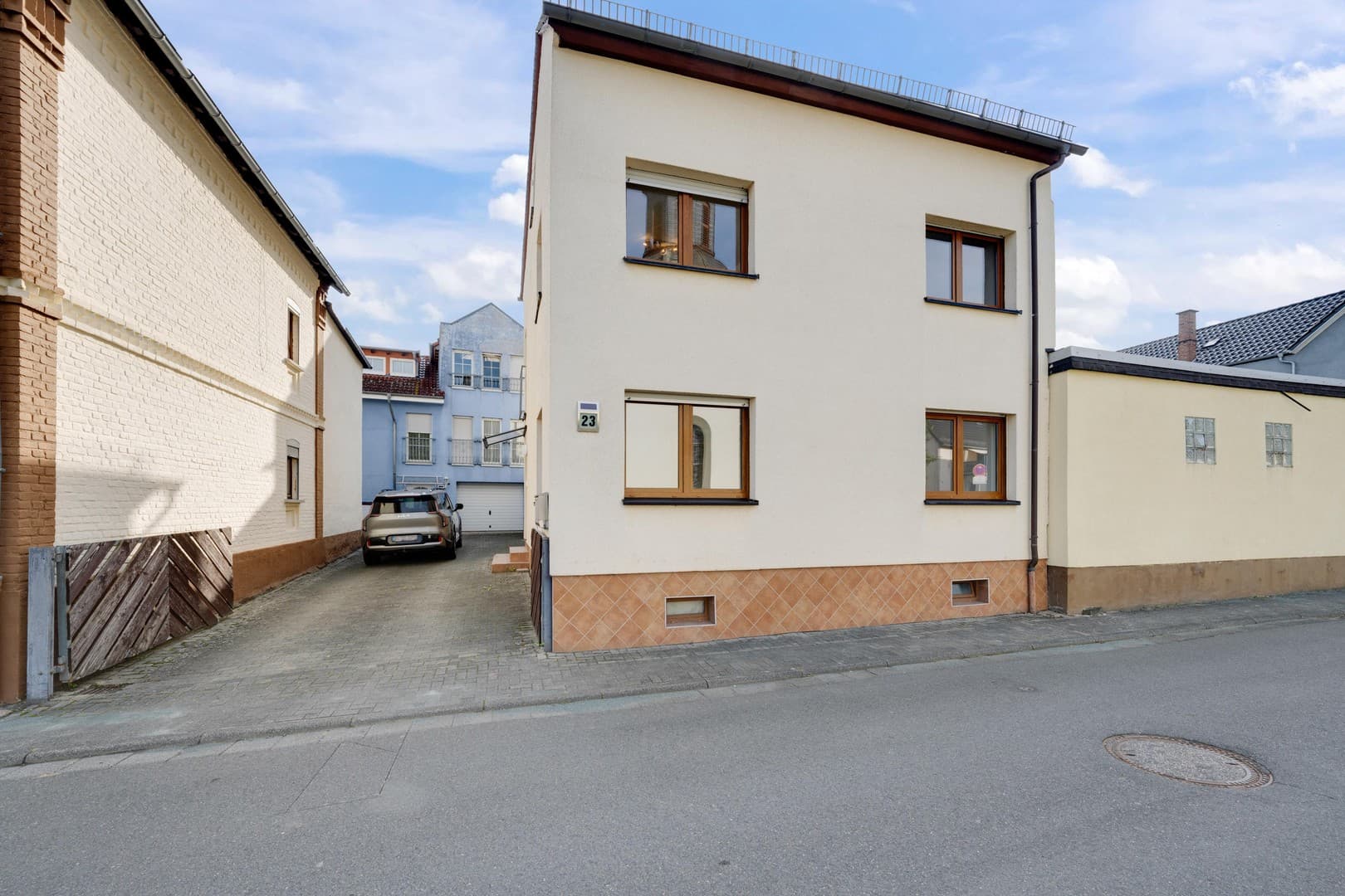 Großzügiges 8-Zimmer-Wohnhaus auf drei Wohnebenen in Aßlar-Berghausen