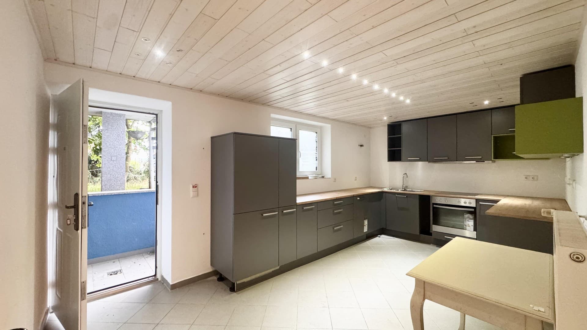 Große 2-Zimmer-Wohnung mit neuer Einbauküche & eigenem Eingang – ab sofort