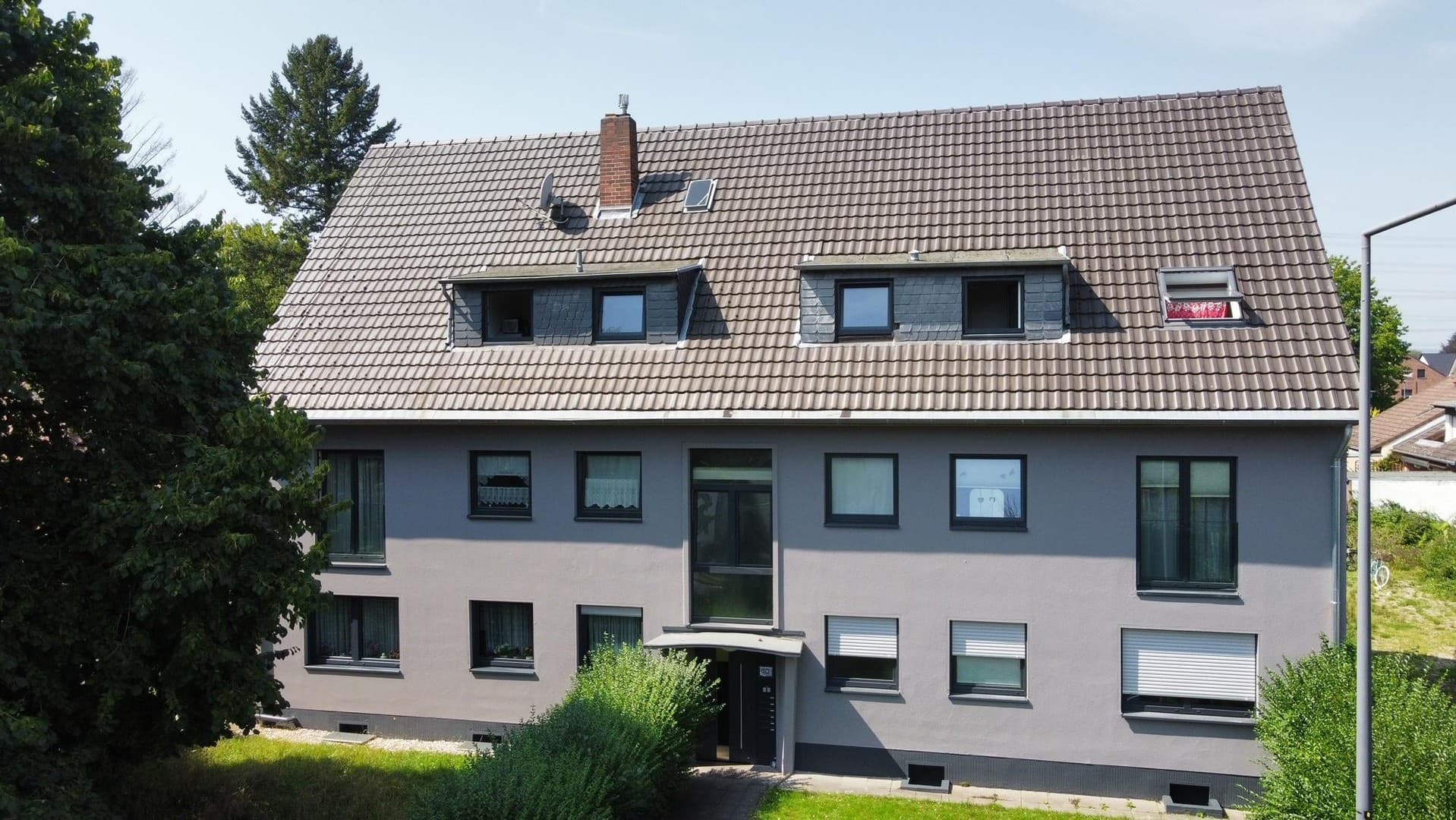 KÖLN-WEIDEN; ATTRAKTIVE DACHGESCHOSSWOHNUNG IM GEPFLEGTEM WOHNUMFELD