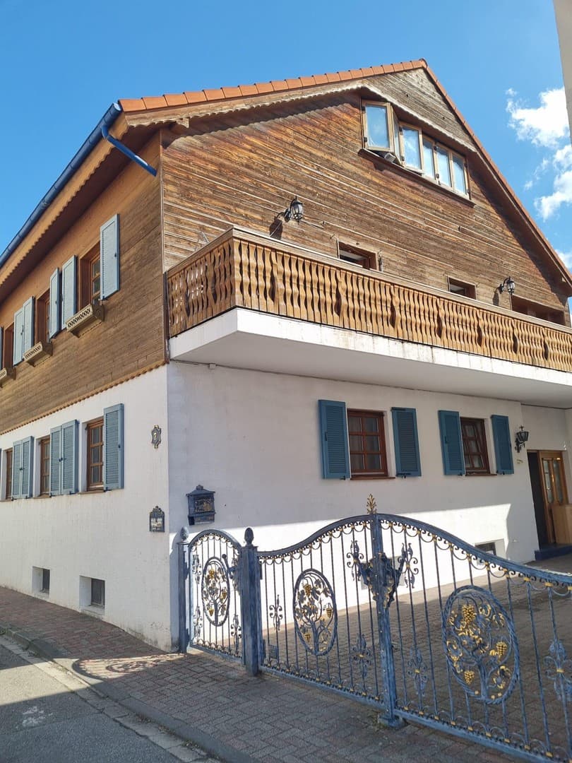 Gepflegtes Zweifamilienhaus mit Garage, Hof & viel Platz in Bürstadt