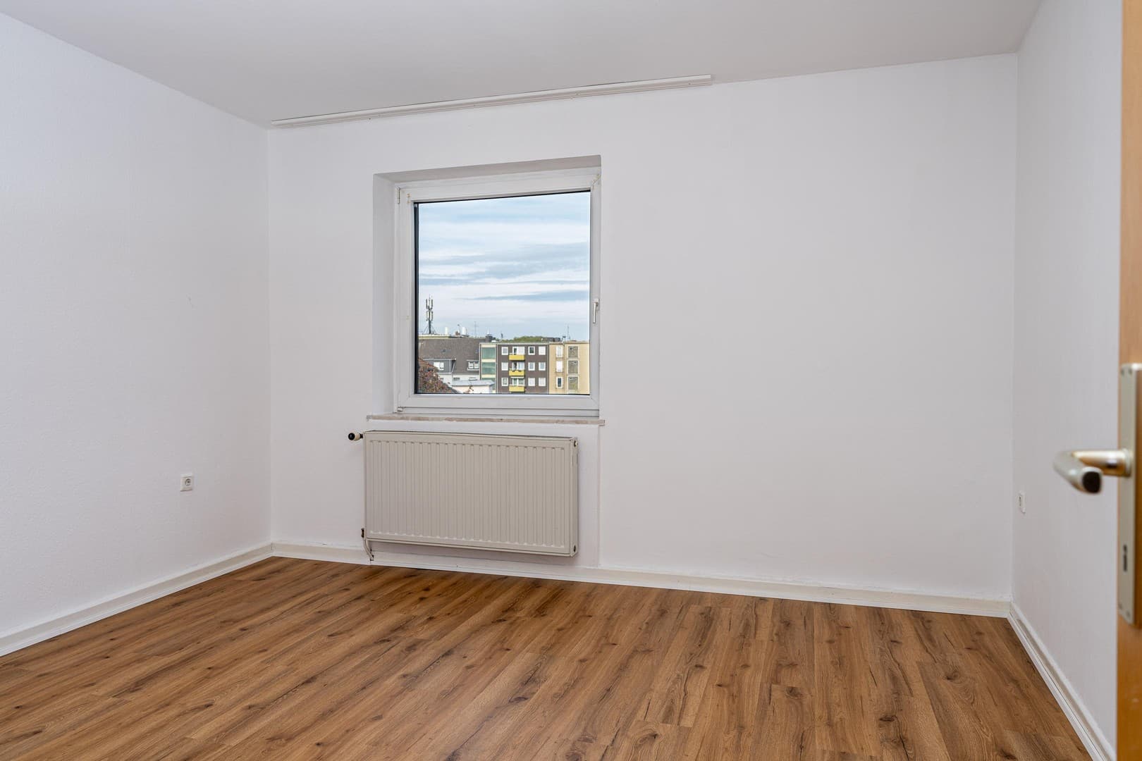 Ruhige, zentral gelegene 3 Zimmer Wohnung, Küche, Diele Bad in Oberhausen-Osterfeld