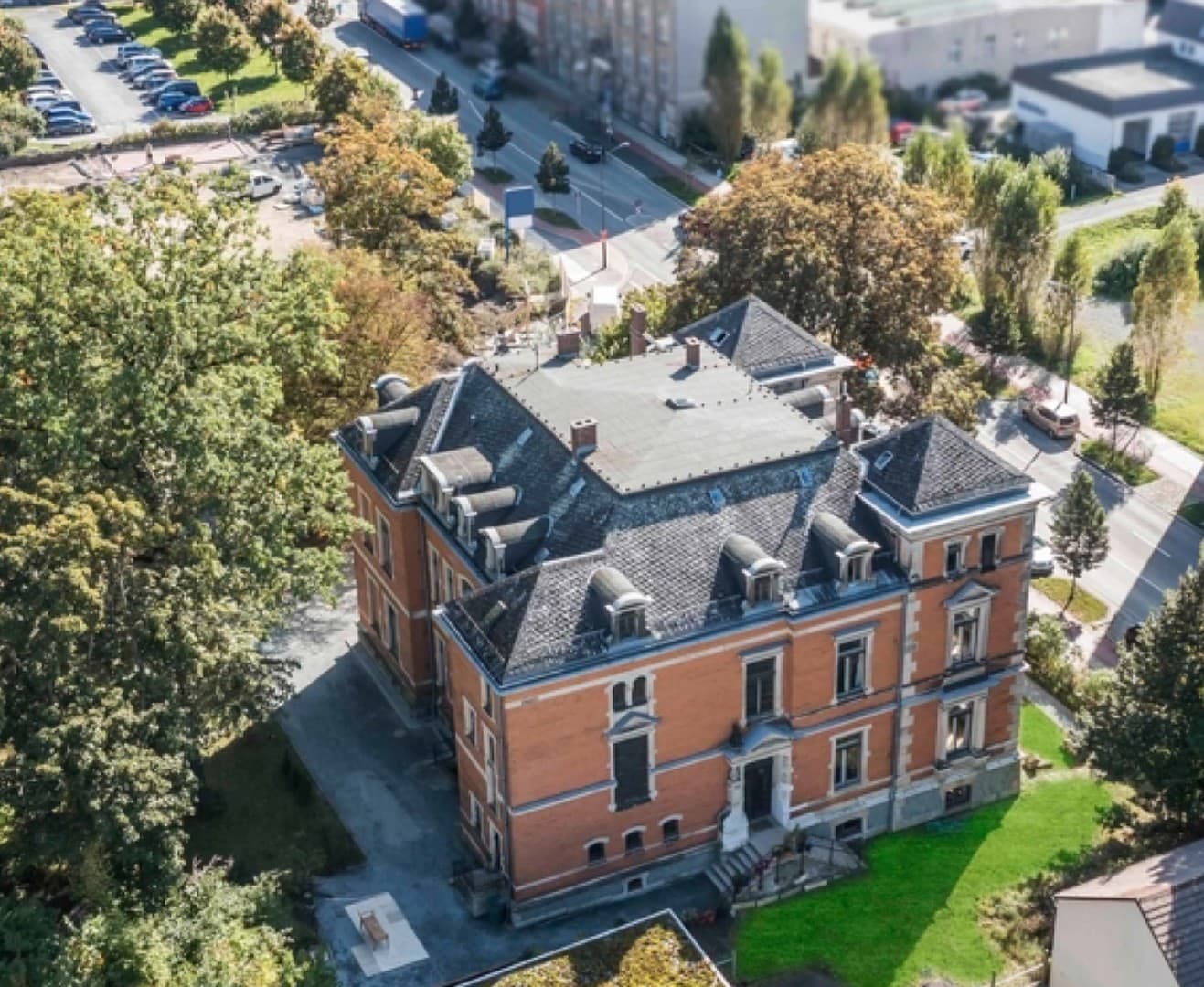Herrschaftliche Gründerzeit-Fabrikantenvilla – ca. 1.232 m² – saniert 2024 – 60.000 € Einnahmen p.a.