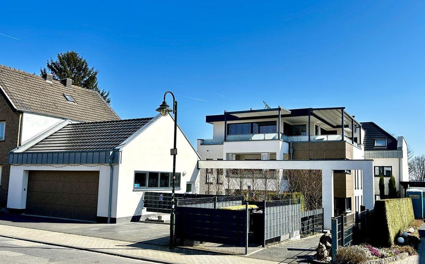Sehr moderne, helle Wohnung mit Balkon und Einbauküche in Troisdorf, Müllekoven