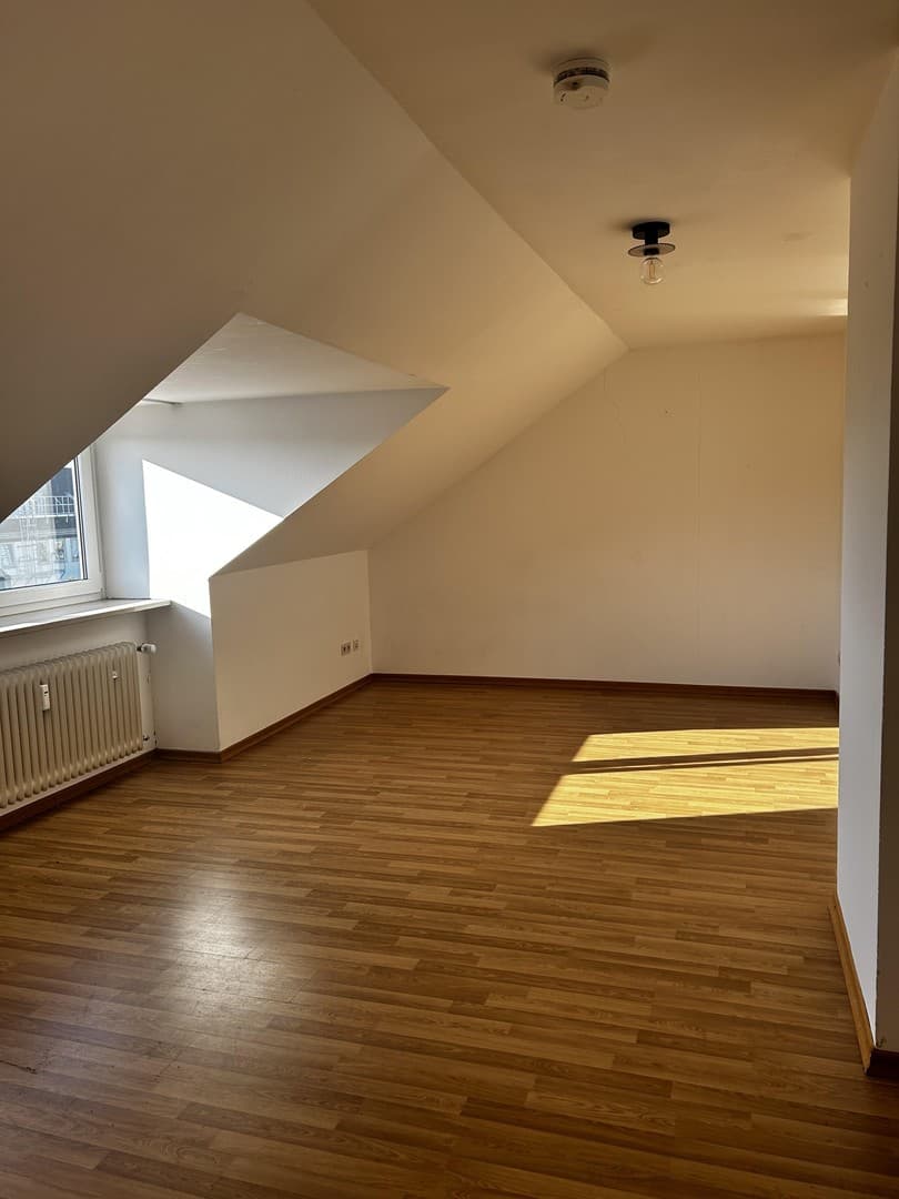 Zentral in München-Sendling: Schöne 2-Zimmer-Dachgeschosswohnung befristet auf 2 Jahre
