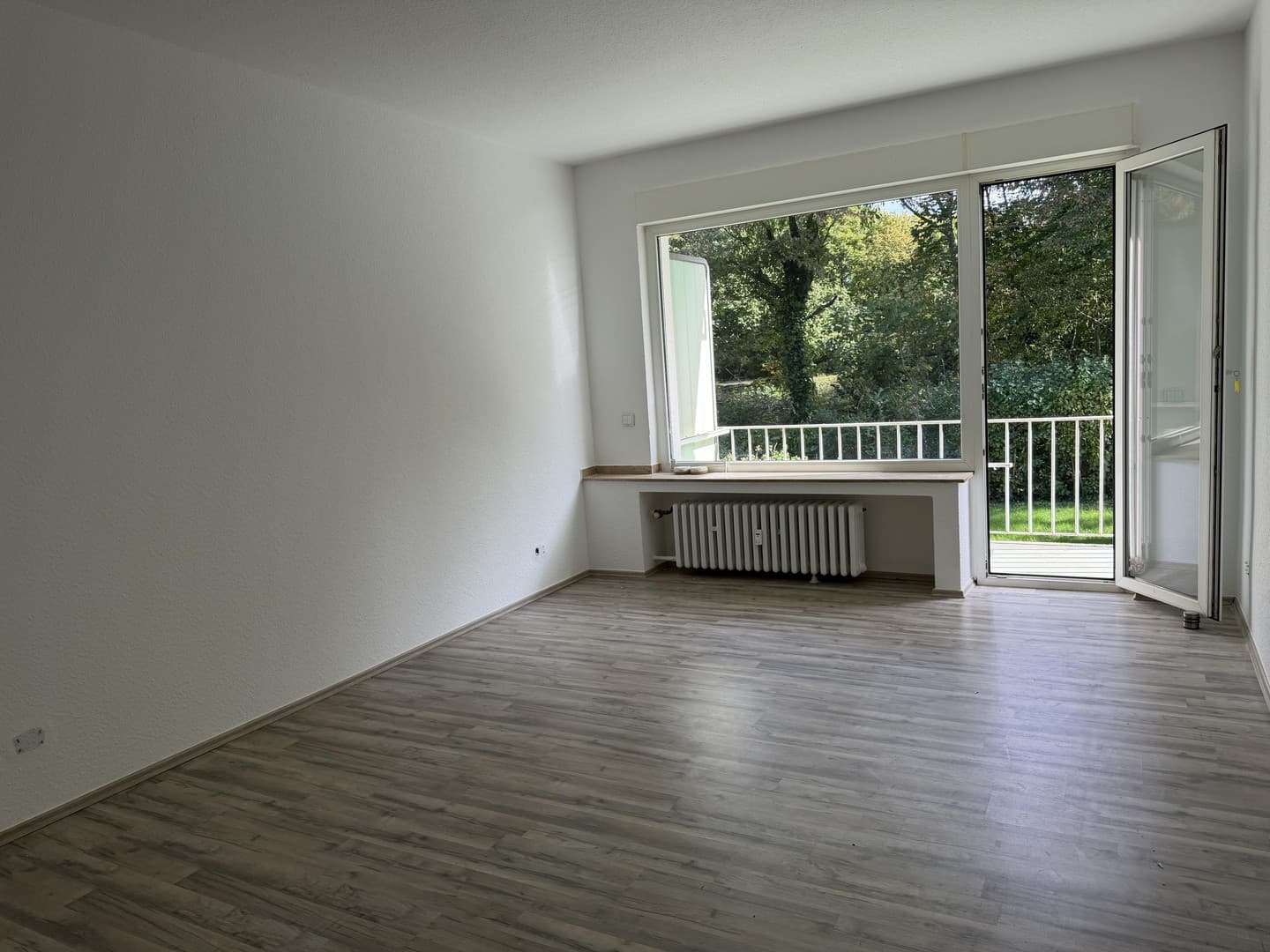Frisch renoviert & Wohnen im Grünen | 3 Zimmer, Balkon, Garten, EBK, Garage + Stellplatz