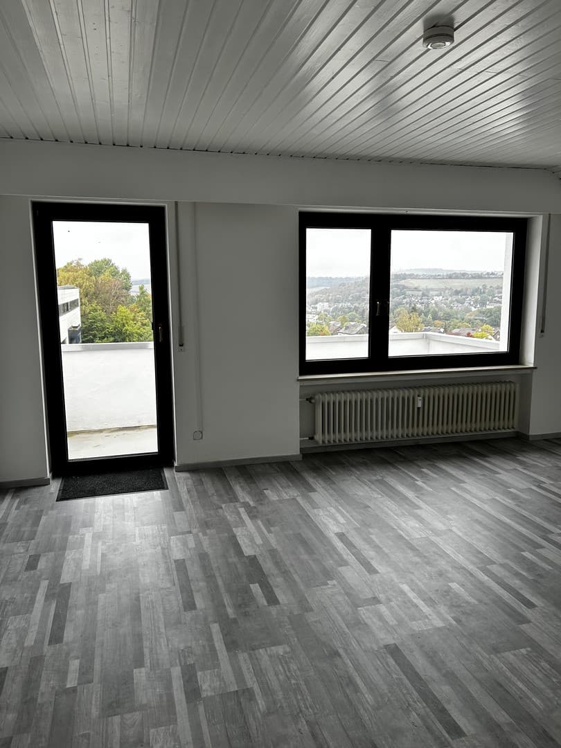 Helle 3- Zimmer Dachgeschosswohnung mit Balkon