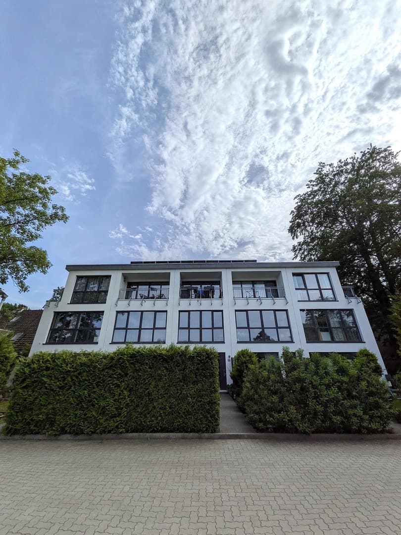 Modernes KfW-55-Stadthaus mit Garten, Loggia & Stellplatz