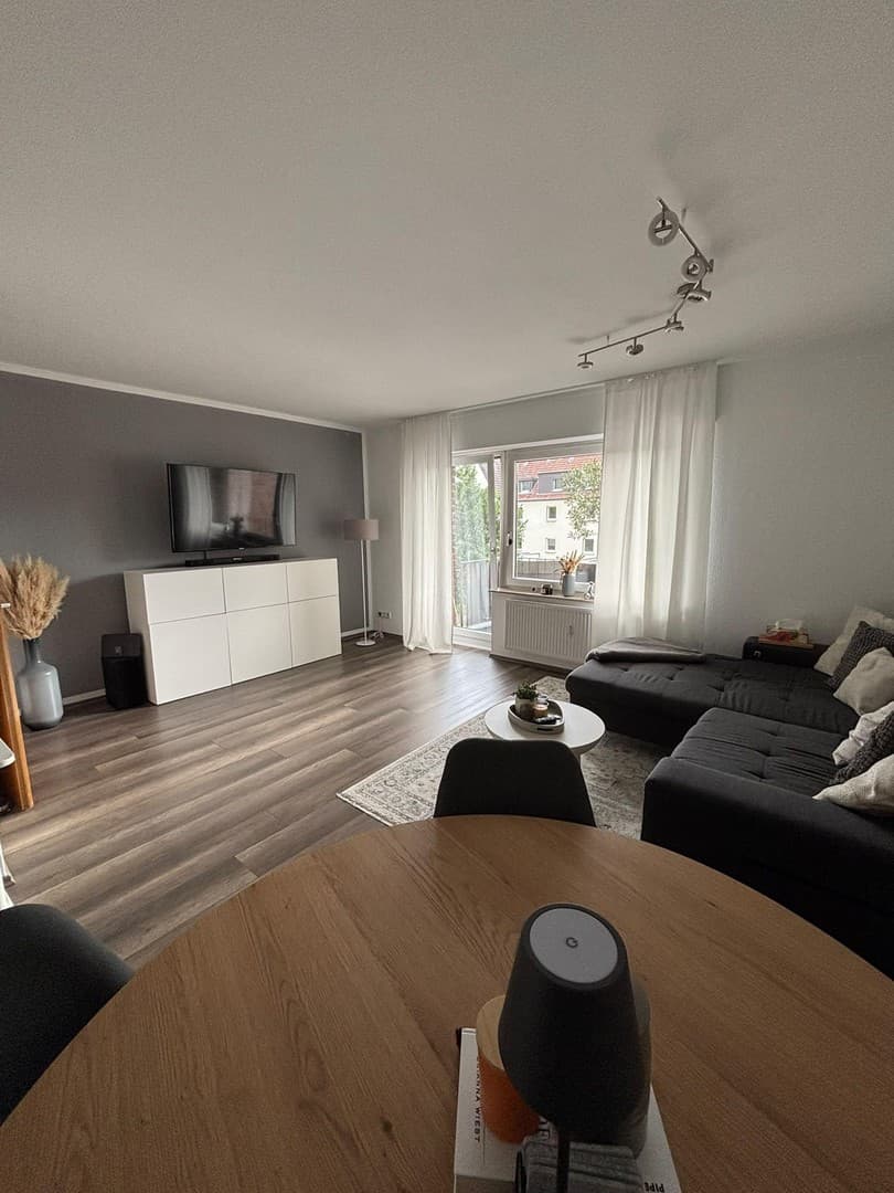 Moderne 2-Zimmer-Wohnung mit 2 Balkonen, EBK, Stellplatz & Wallbox