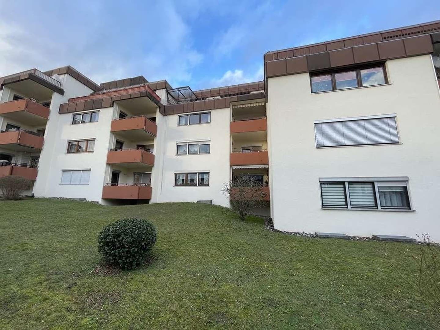 Helle und großzügige 5-Zimmer-Wohnung mit Balkon, Einbauküche und Garage in Ammerbuch-Altingen