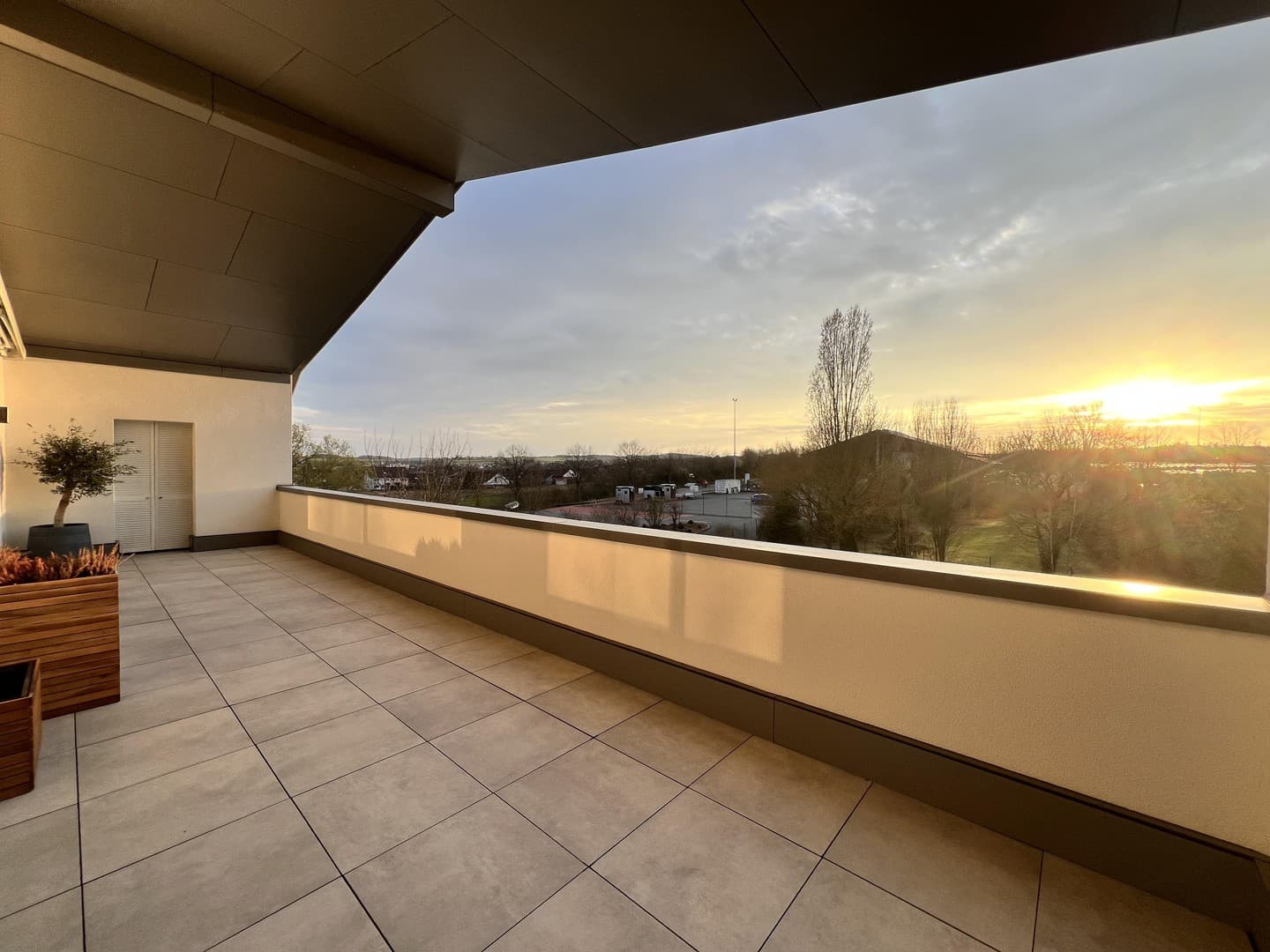 Exklusive 6 Zimmerwohnung mit einer Master-Suite, Kühloption und zwei großen Dachterrassen