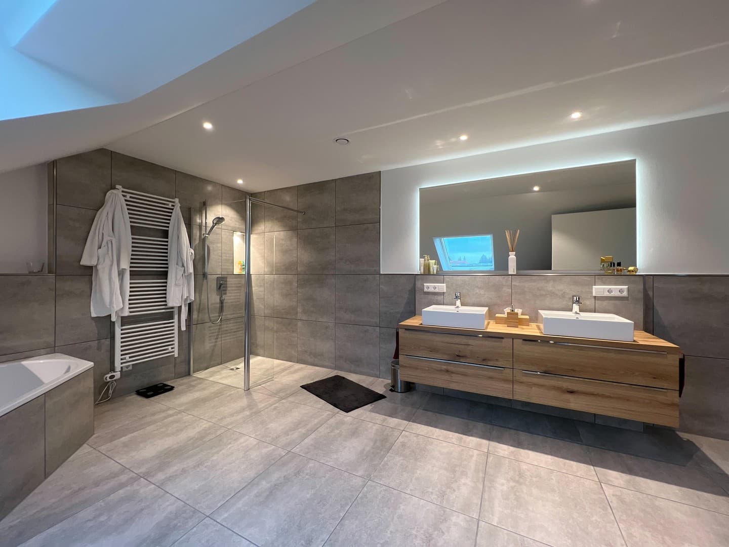 Neuwertige 6 Zimmerwohnung mit einer Master-Suite, Kühloption und zwei großen Dachterrassen