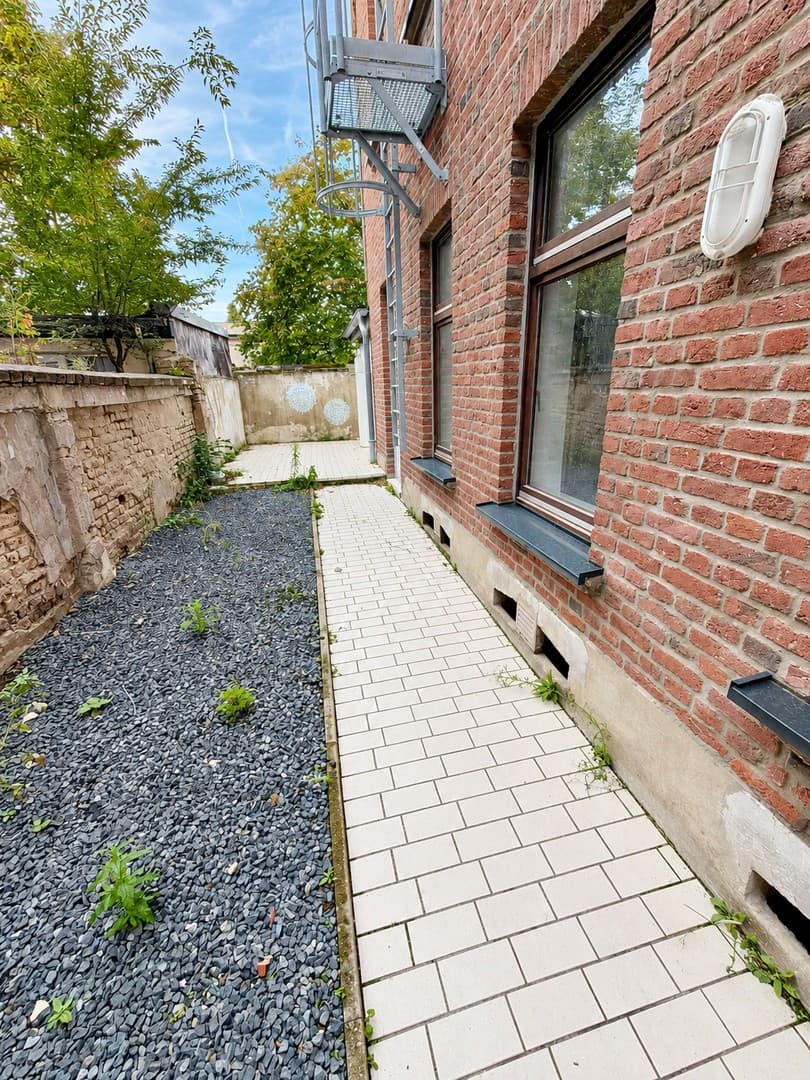 Frisch renoviert: 2 Zimmer auf 76 m² mit kleinem Garten/Hof in guter Lage in Krefeld