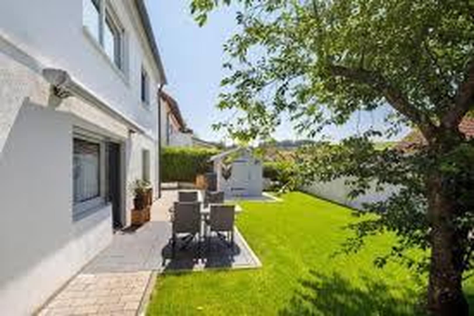 Reihenendhaus mit echtem Einfamilienhaus-Charakter: Gehobene Ausstattung und 2 Parkplätze