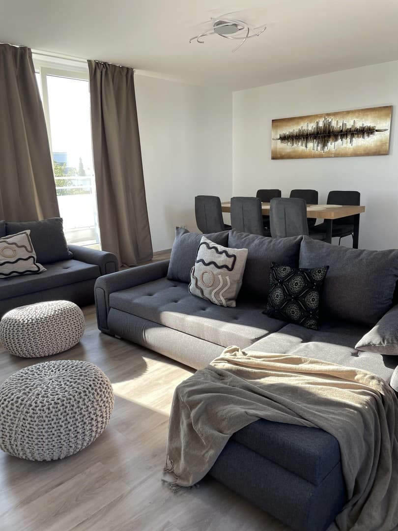 Außergewöhnliche möblierte Dachgeschosswohnung und Alpenblick – 132 m² in München