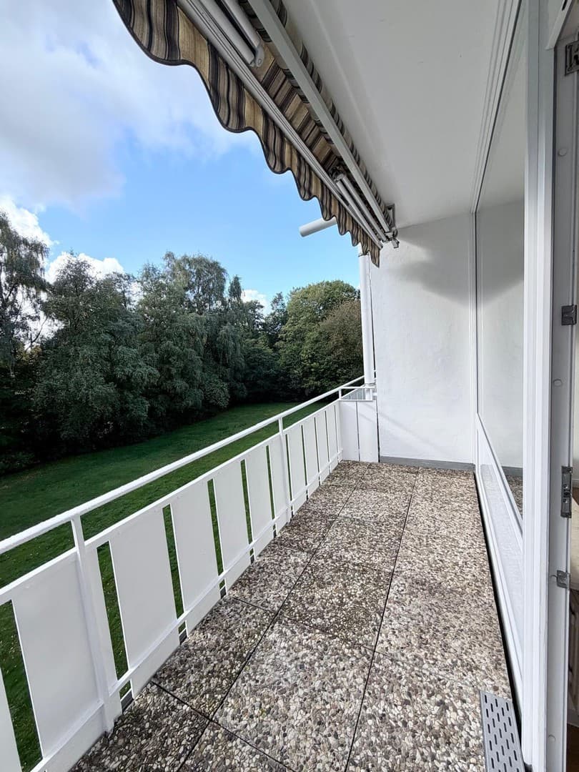 1-Zi.-Wohnung: hochwertig saniert, inkl. neuer Qualitätseinbauküche, neuem Bad und Stellplatz