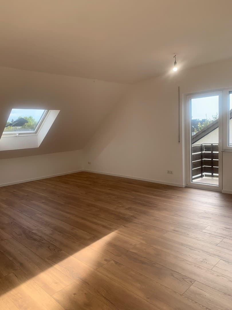 Frisch sanierte 4-Zimmer-Dachgeschosswohnung mit Balkon & neuer Einbauküche