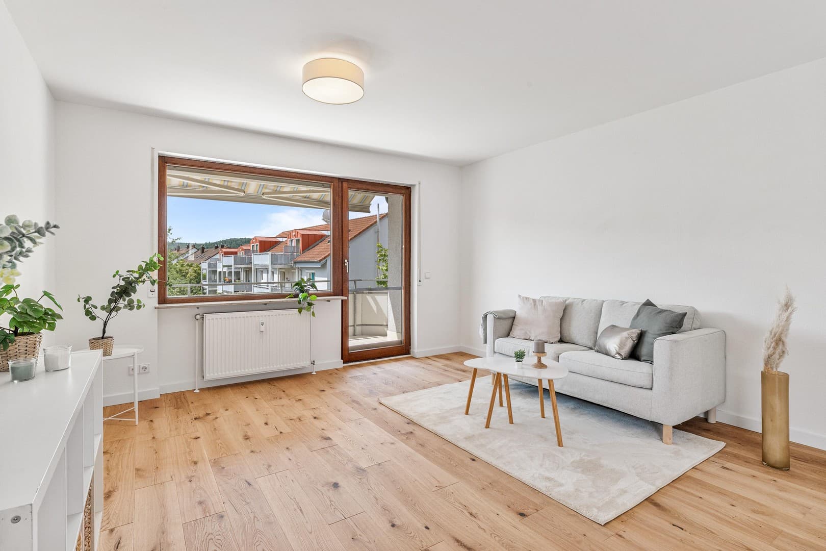 neu renoviert und sofort einziehen - 3 Zi zentral gelegen mit Balkon
