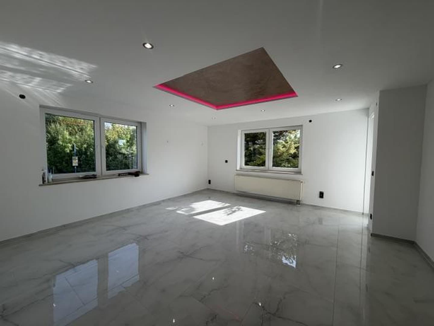 Kernsanierte 4-Zimmer-Wohnung mit großer Terrasse, Garten,Garage,2 Stellplätzen,und 3 Kellerräumen