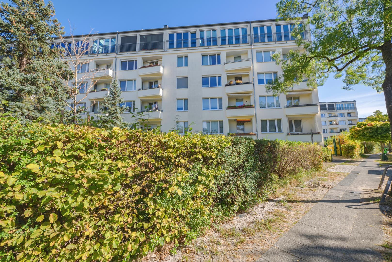 Helle 3-Zimmer Penthouse-Wohnung in Westend inkl. Stellplatz