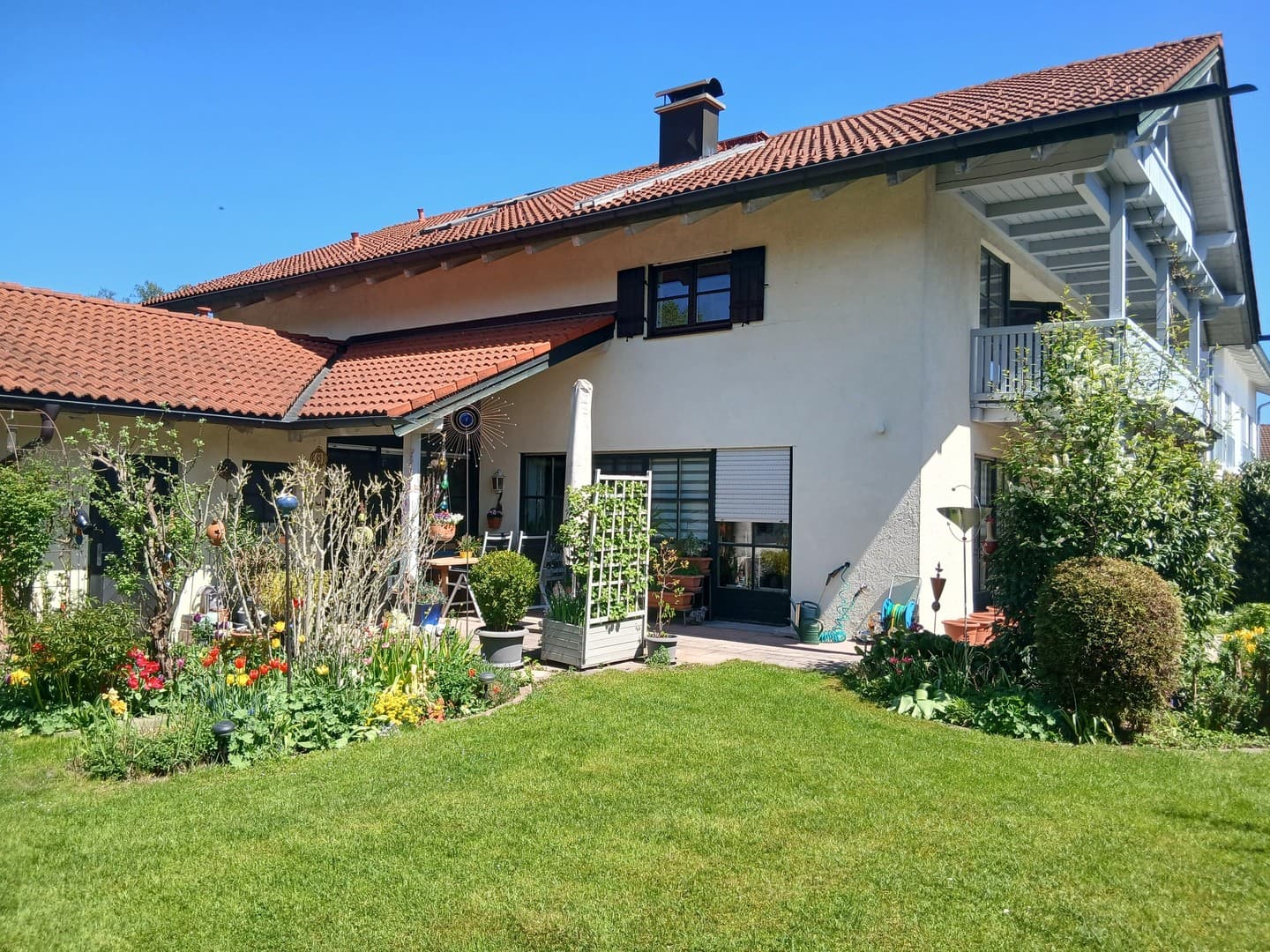 Helle und geräumige 4-Zimmer Erdgeschosswohnung mit Terrasse und Gartenanteil