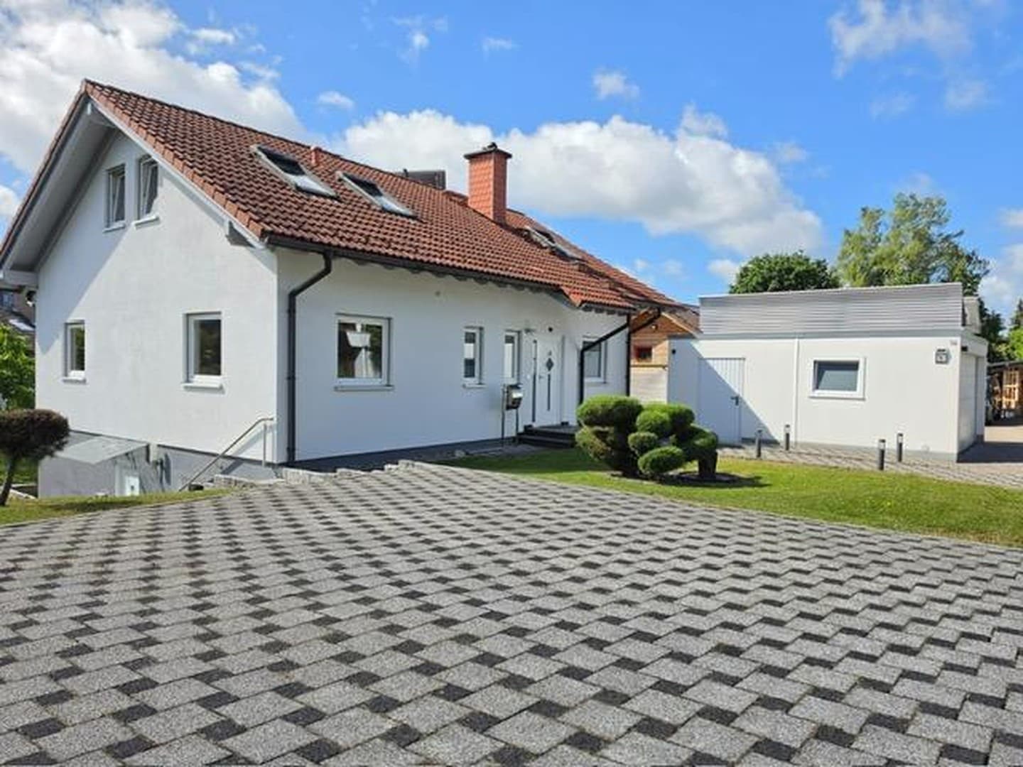 Schönes Haus mit Einliegerwohnung sowie gepflegten Garten in ruhiger Lage – provisionsfrei.