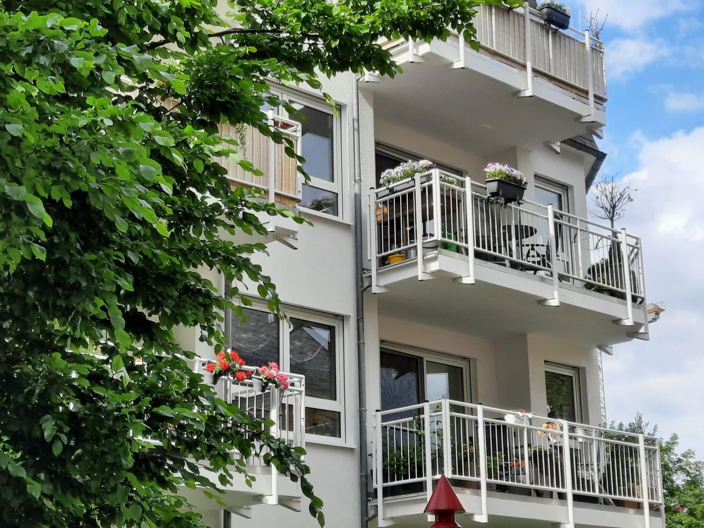 Ihr Top-Invest in 2 City-Wohnungen mit 5 % Rendite ☀️ sonnige Balkone, ruhig, sehr gepflegt + Aufzug