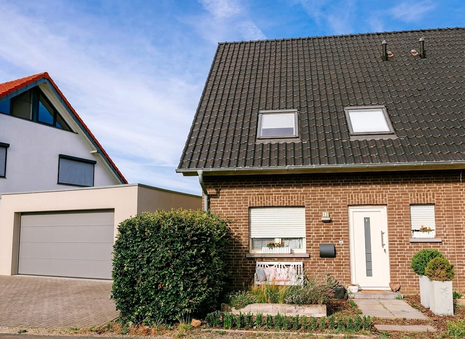 Provisionsfrei! Individuelle Split-Level DHH, mit Doppelgarage und Weitblick!