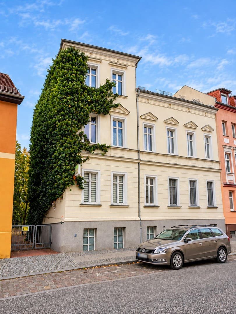 Helle 2-Zimmer-Altbauwohnung mit großem Südbalkon in zentraler Lage