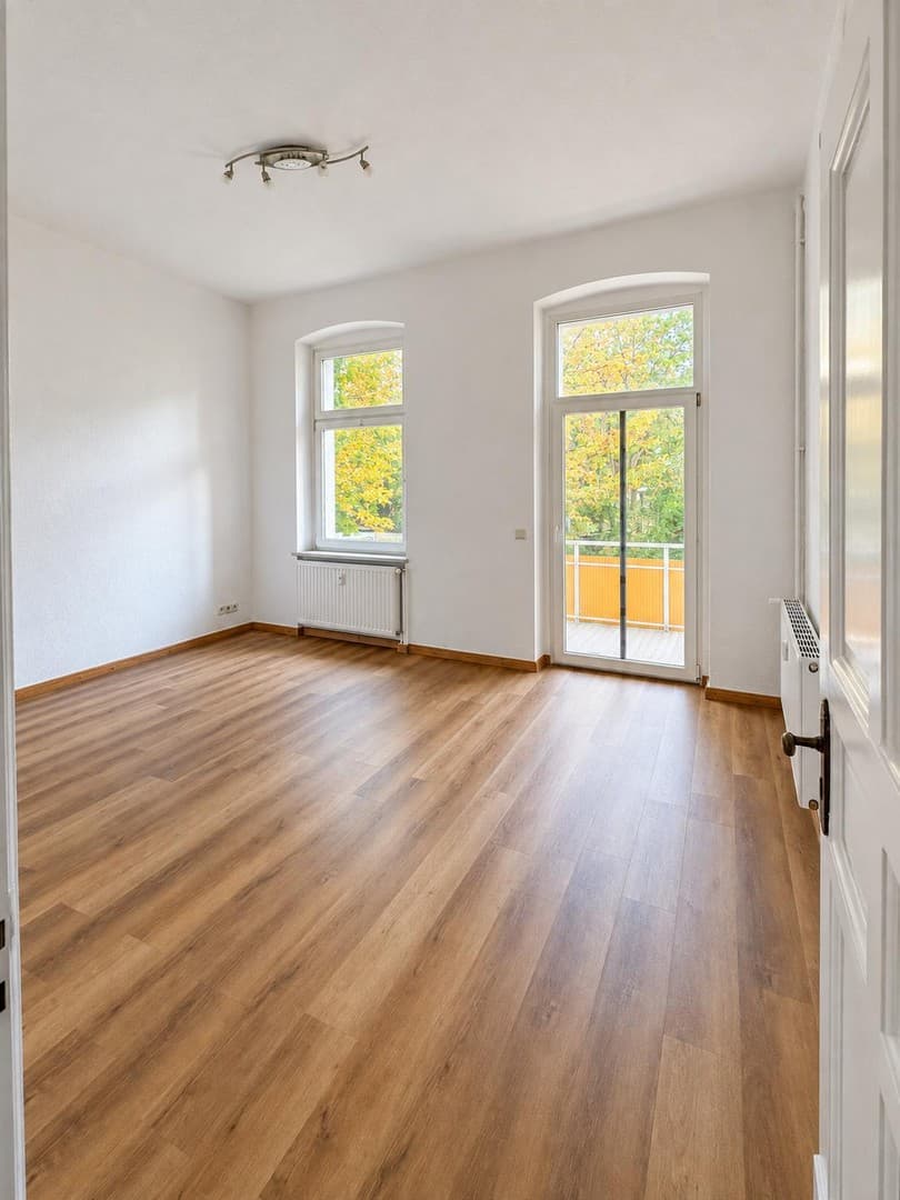 Helle 2-Zimmer-Altbauwohnung mit großem Südbalkon in zentraler Lage