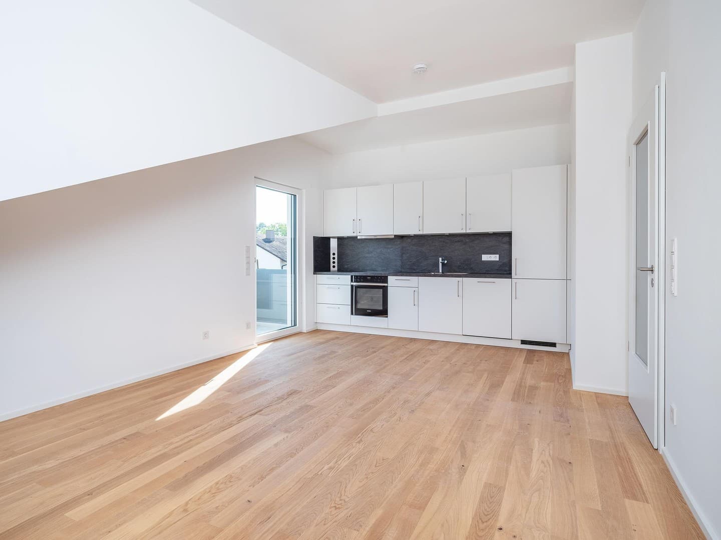 Bezugsfertig + provisionsfrei: Neubau-DG-Wohnung mit Balkon + EBK | Parsdorf bei München