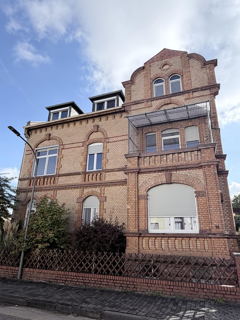 Großzügige Wohnung in stilvoller Altbauwohnung mit Balkon & Garten