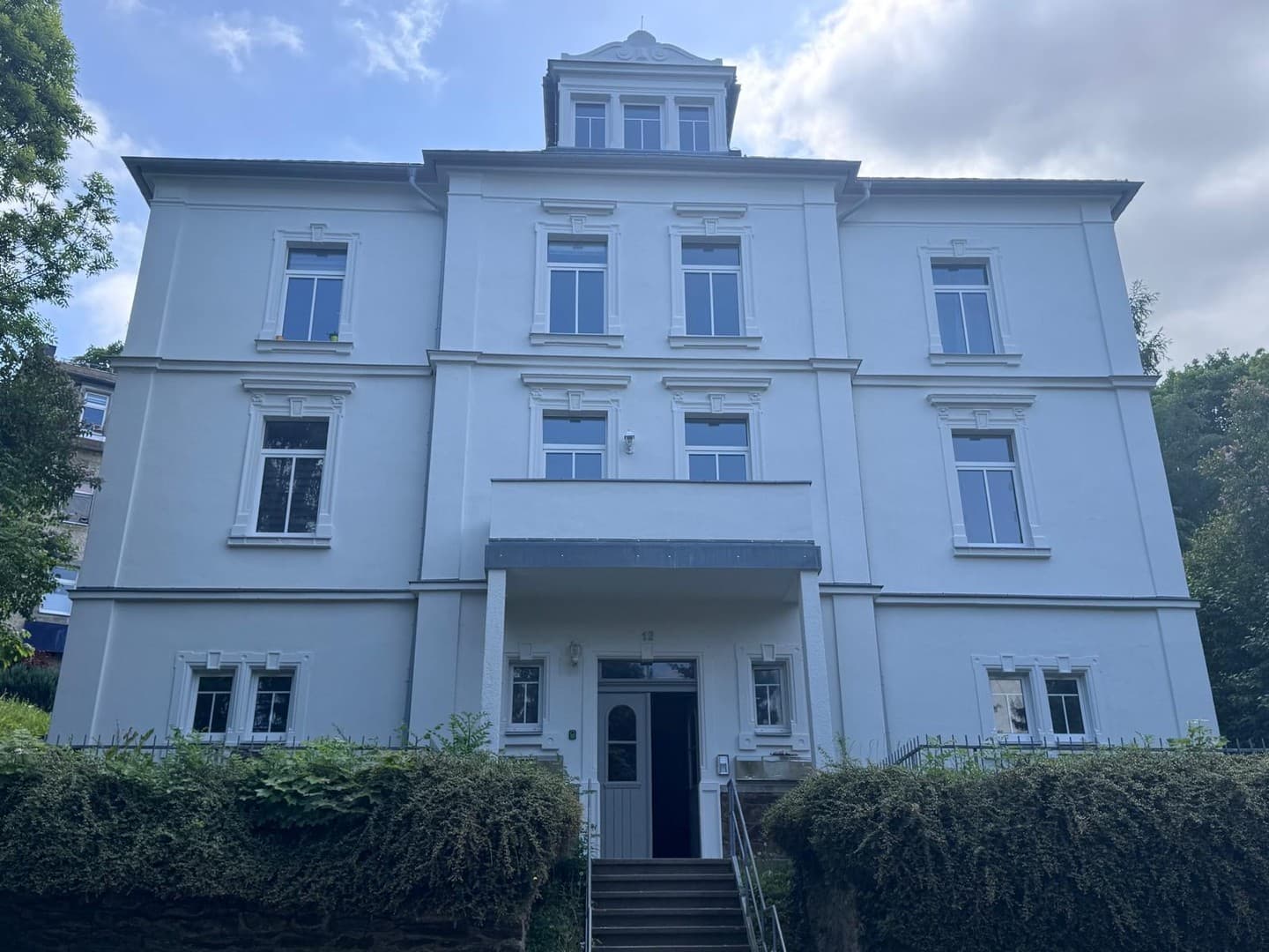 frisch sanierter 5 - Zi DG-Wohntraum mit Fernblick und Gartenanteil in einer Villa