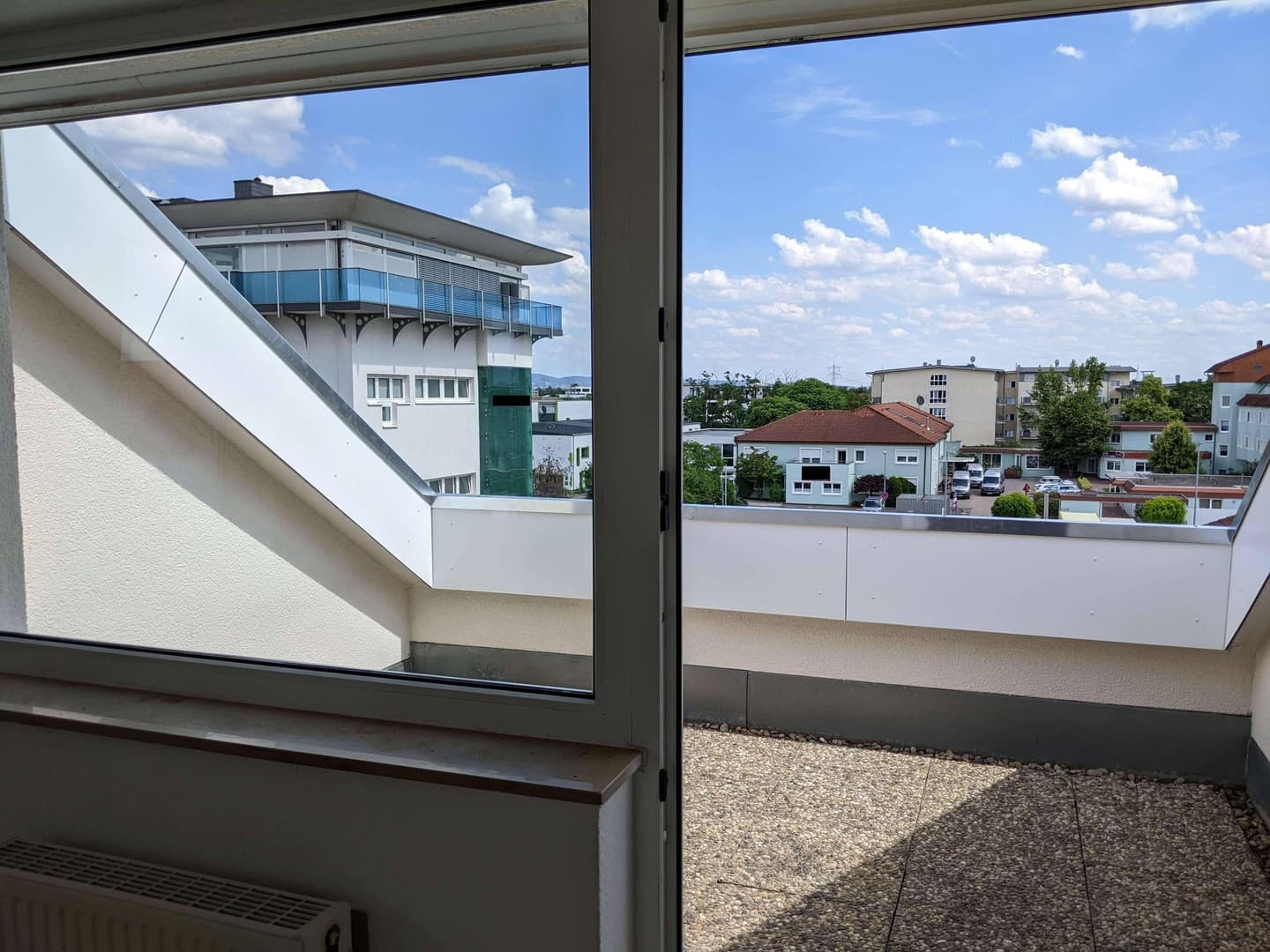 Helle Dachgeschosswohnung mit Dachterrasse und Tiefgaragenstellplatz