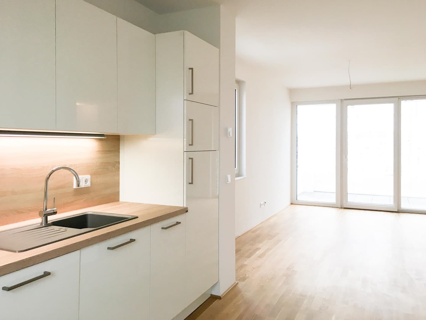 Helle 2-Zimmer-Wohnung mit Loggia und Skyline-Blick, Einbauküche, TG-Stellplatz, Frankfurt-Riedberg