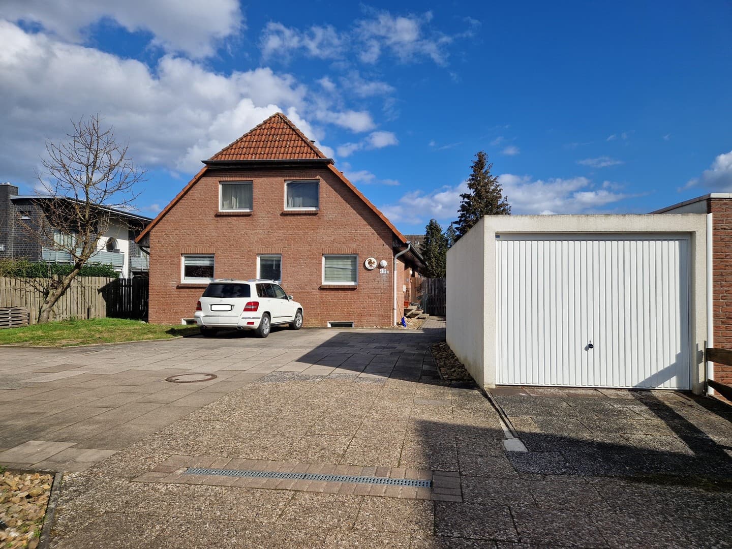 Seltene Gelegenheit in Holtorf: Großzügiges Zweifamilienhaus mit Terrasse und Garage