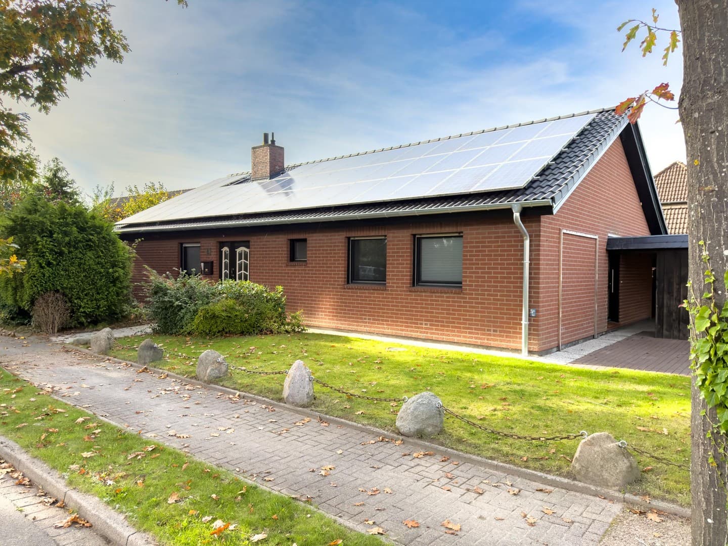 Gepflegter Bungalow in Marne mit neuem Dach, uneinsehbarem Garten, Kamin und PV Anlage