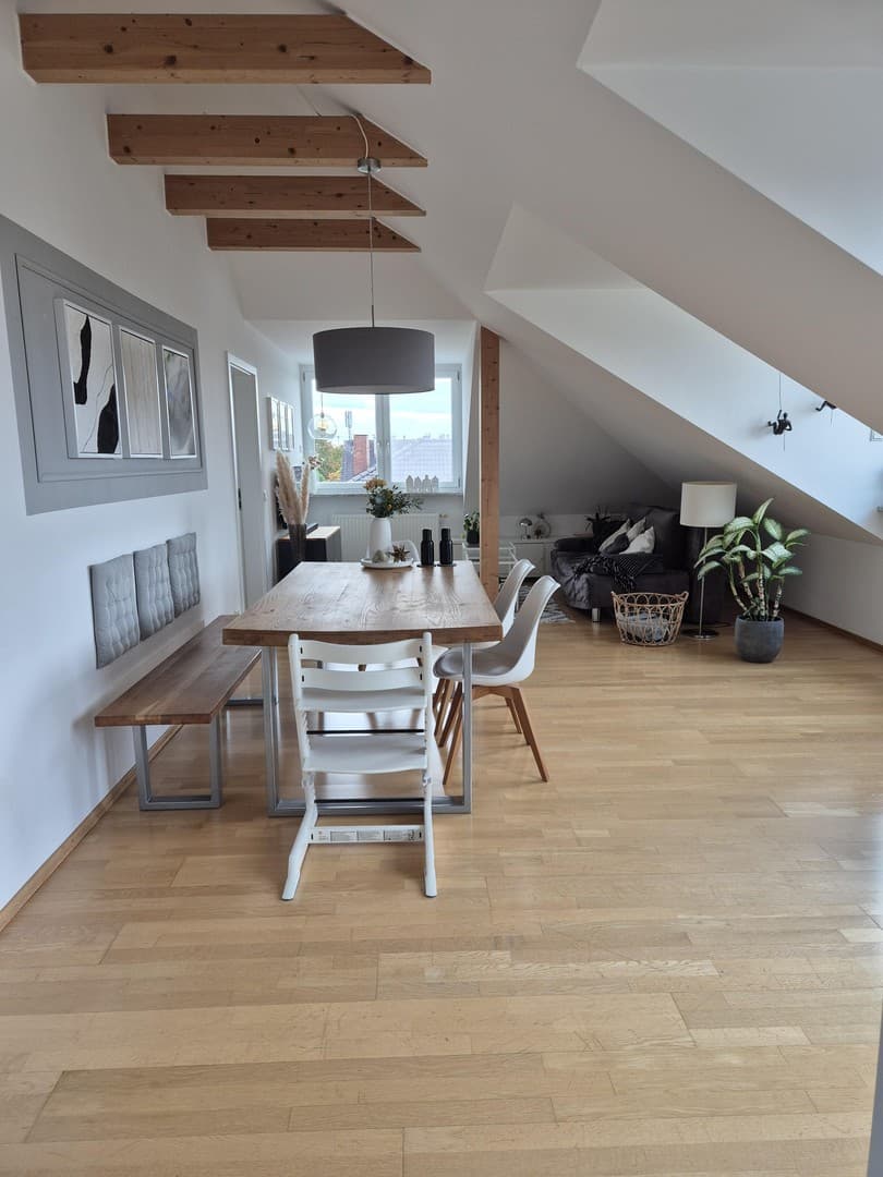 Helle und gepflegte 3-Zimmer-Dachgeschosswohnung in grüner, ruhiger Lage im Münchner Norden