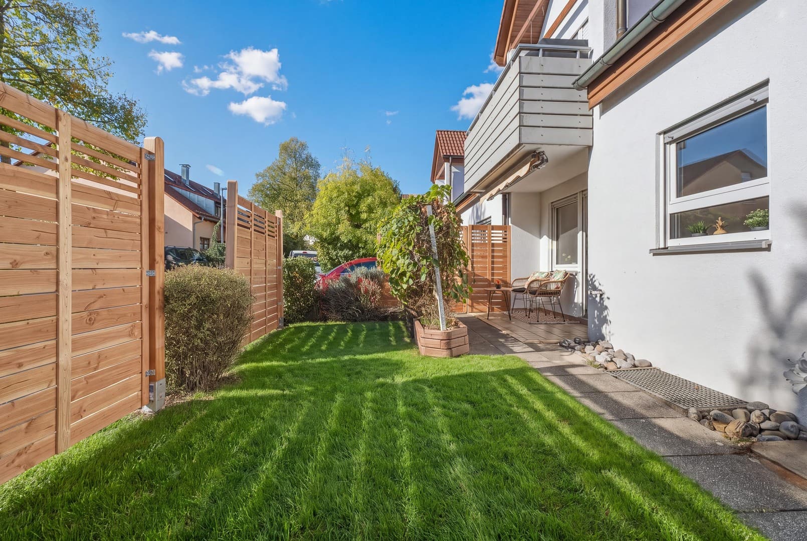 Gartenliebe! Bezugsfreie, renovierte 2-Zi.-Whg. mit privatem Traumgarten & Sonnenterrasse