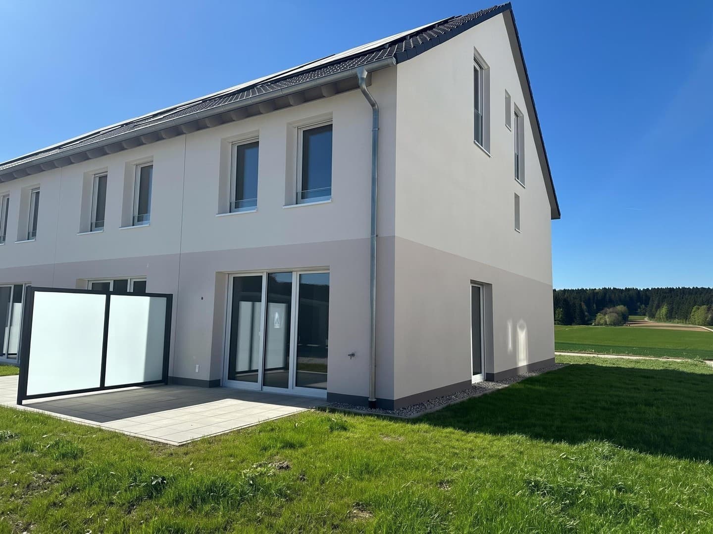 Einziehen & Wohlfühlen: Erstbezug Reihenendhaus mit Terrasse, Garten, Carport & Stellplatz in VS