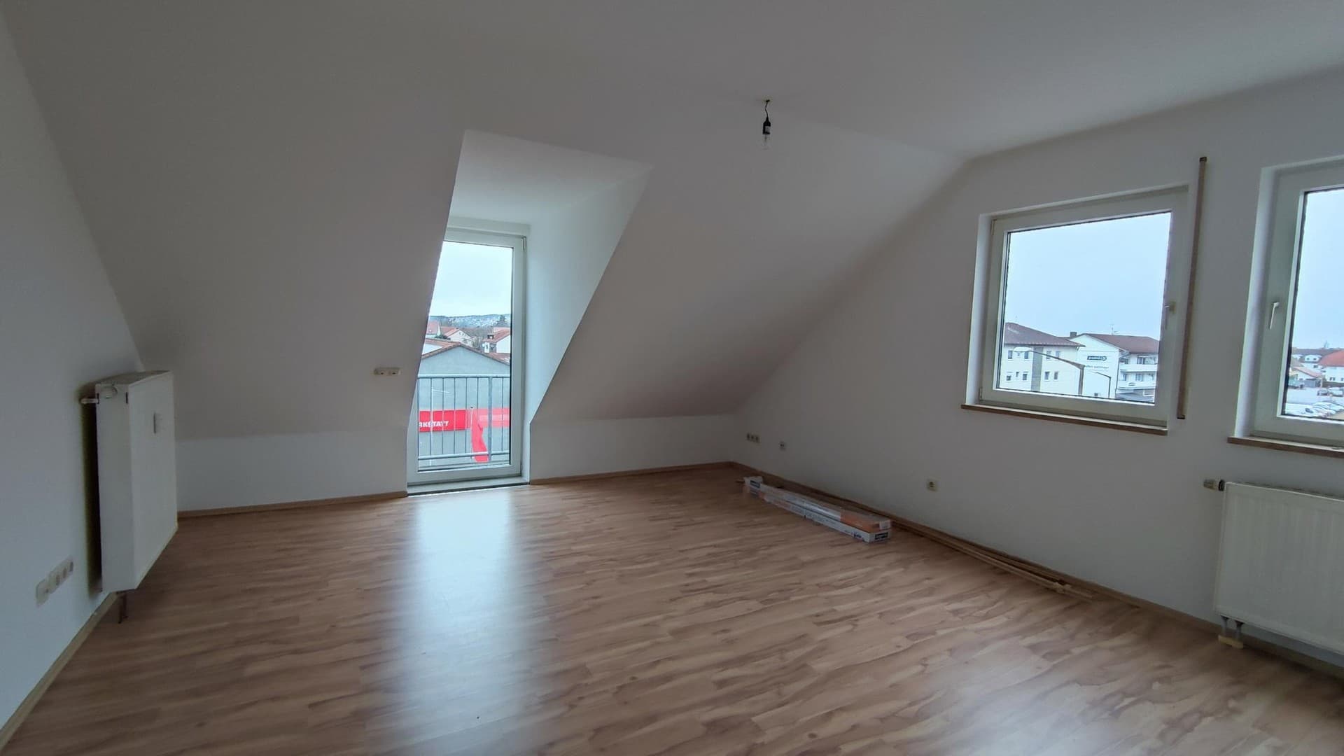 Drei Zimmer DG Wohnung mit Balkon zentral gelegen in Schwandorf