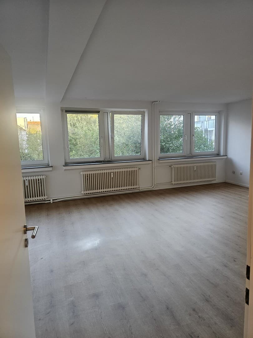 Renovierte 3-Zimmer-Wohnung, 90 m², Tageslichtbad und Gäste-WC
