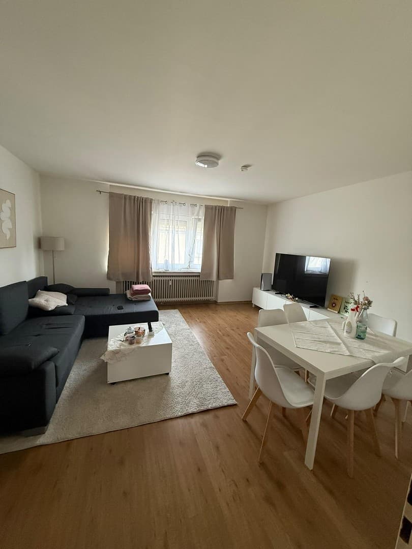 Gut geschnittene 2 Zimmer Wohnung im 2. OG mit Balkon ab dem 01.12.2026.